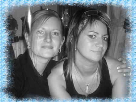 �a c'est mes deux soeurs a gauche c'est emilie et a droite c'est delphine