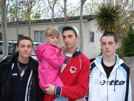 �a c'est mes cousins ( en partant de gauche a droite: maxence clarisse benoit et un pote a eux)