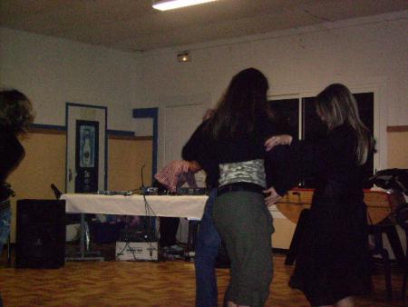 alors pour mettre l'ambiance le dj nous a mis du coup� d�cal� et l� c'est sur que j'allais danser!!!!! et ouais faut bien mettre l'ambiance