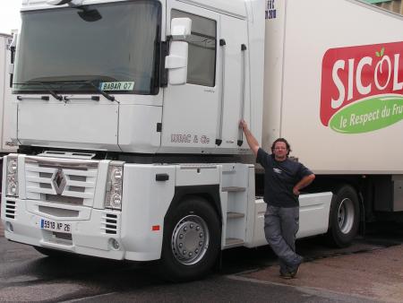 �a c'est mon pere et son camion!!